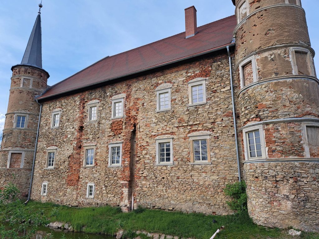 PIOTROWICE ŚWIDNICKIE, piony szachtów latrynowych na elewacji płd.-zach. dworu, 2024 r. (fot M. Chorowska)