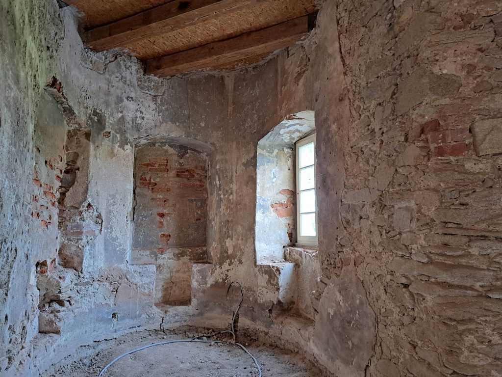 PIOTROWICE ŚWIDNICKIE, wnęki okienne z sediliami w baszcie płn., 2024 r. (fot. M. Chorowska)