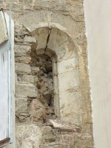 SOBÓTKA–GÓRKA, okno romańskie w w ścianie płd. palatium (fot.K. Stala)
