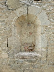 SOBÓTKA-GÓRKA, okno romańskie w ścianie wsch. palatium (fot. K. Stala)