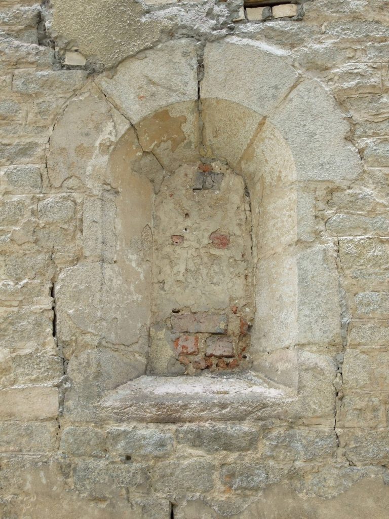 SOBÓTKA-GÓRKA, okno romańskie w ścianie wsch. palatium (fot. K. Stala)
