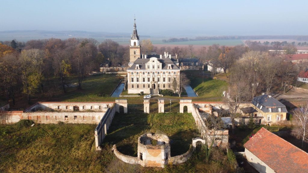 ROZTOKA, zamek w widoku od południa (fot. P. Błoniewski)