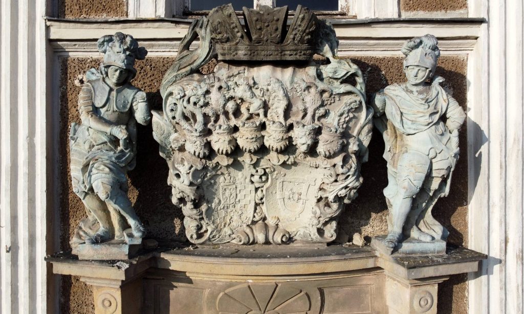 ROZTOKA, Książęcy herb Hochbergów trafił na elewację zamku po 1861 r.; z prawej – herb Zedlitzów (fot. P. Błoniewski)