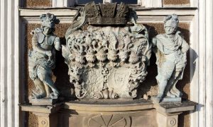ROZTOKA, Książęcy herb Hochbergów trafił na elewację zamku po 1861 r.; z prawej – herb Zedlitzów (fot. P. Błoniewski)