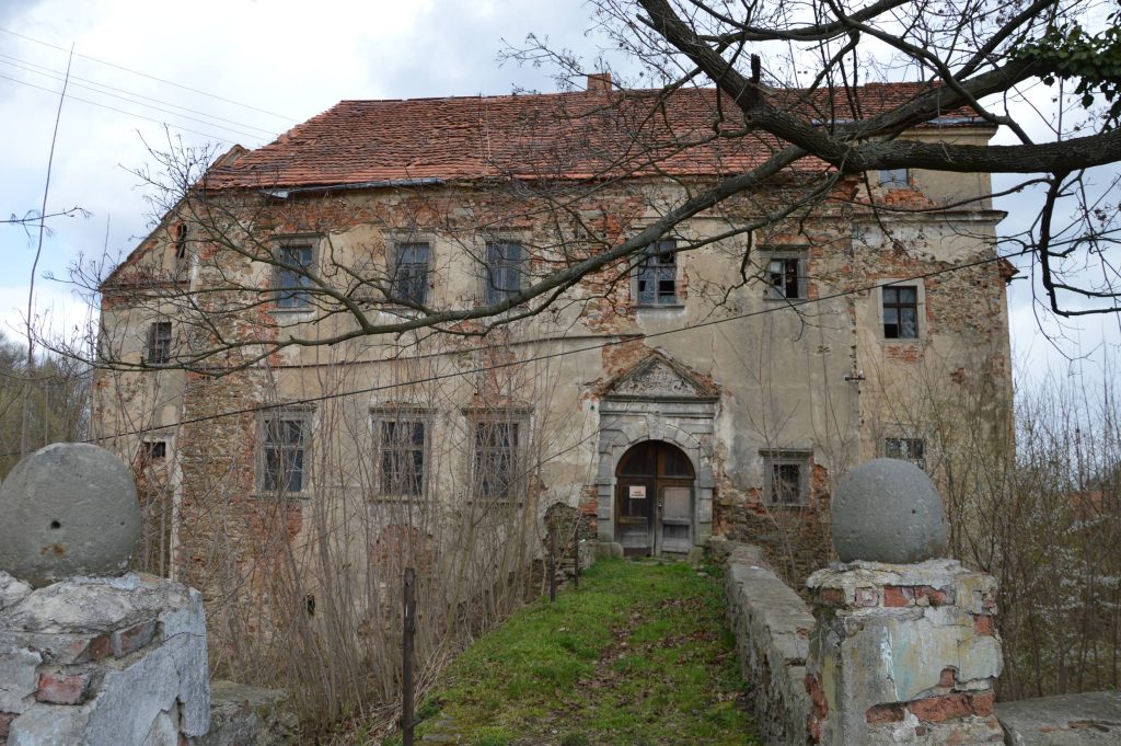 STOSZÓW, dwór z lotu ptaka. STOSZÓW, Widok fasady od strony mostu (fot. M Chorowska, 2023)(fot. PB 2023)