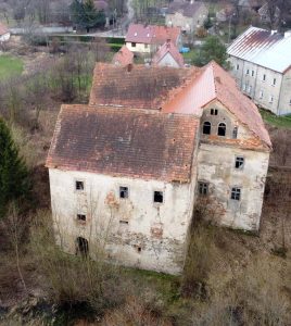 STOSZÓW, Widok dworu od zach (fot. PB 2023). Na pierwszym planie budowla wieżowa o metryce średniowiecznej (okna i wejście przebite w 3 fazie)