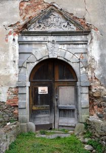 STOSZÓW, Portal bramny prowadzący do sieni; u dołu widoczne odbojnice. (fot. MCh 2023)