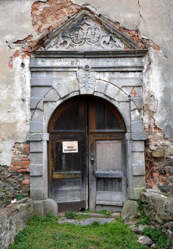 STOSZÓW, Portal bramny prowadzący do sieni; u dołu widoczne odbojnice. (fot. MCh 2023)