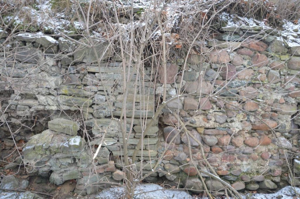 SZYMANÓW, styk murów średniowiecznych (z lewej) z nowożytnym (po prawej) (fot. Piotr Błoniewski, 2017