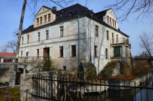 WIADRÓW, dwór górny (wschodni) w widoku od południa (fot. P. Błoniewski 2016)