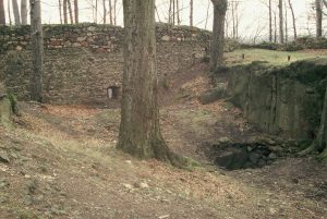 NOWY DWÓR, fosa z cysterną kutą w skale. (fot. A. Boguszewicz 1998