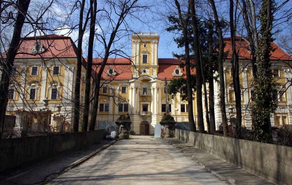 PIESZYCE, widok na fasadę pałacu (fot. A. Kwaśniewski)
