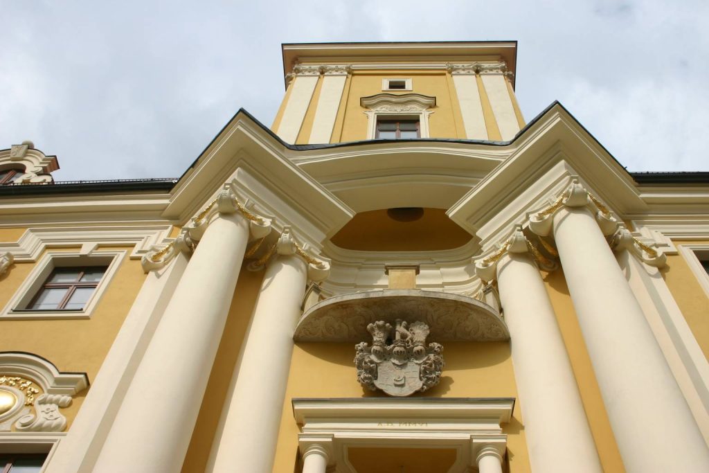 PIESZYCE, zbliżenie głównego wejścia i wieży; pod płytą balkonu – herb Gellhornów (fot. A. Kwaśniewski)