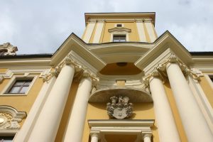 PIESZYCE, zbliżenie głównego wejścia i wieży; pod płytą balkonu – herb Gellhornów (fot. A. Kwaśniewski)