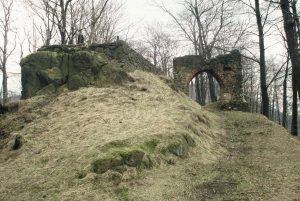 NOWY DWÓR, droga na zamek od strony zamku dolnego, (fot. A. Boguszewicz 1998)