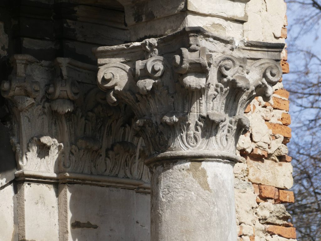 OLSZANY, kapitel kolumny portalu balkonowego (fot. T. Dudziak, 2026)