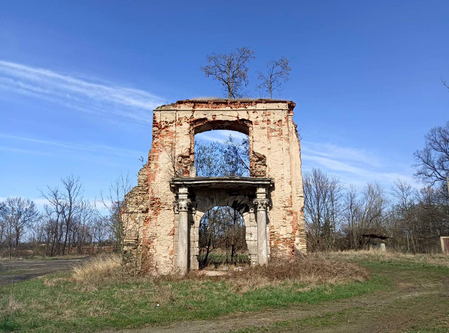 OLSZANY, portal balkonowy jako świadek przeszłości tego miejsca (fot. T. Dudziak 2026)