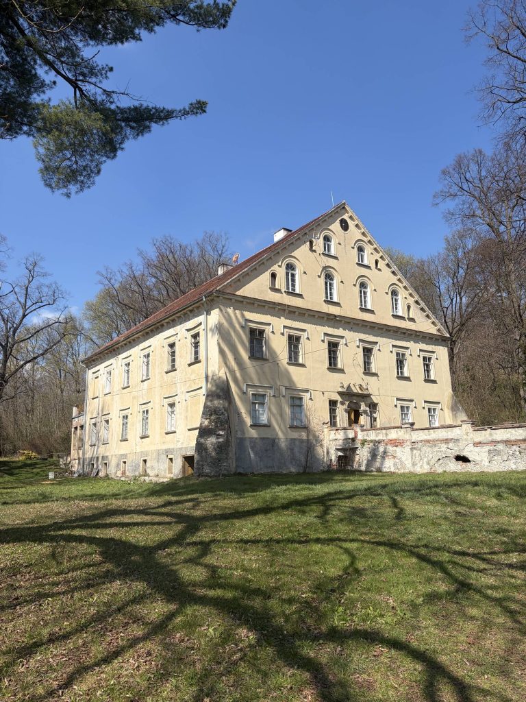 PIETRZYKÓW, widok dworu od strony wschodniej (fot. A. Walkowska 2026)