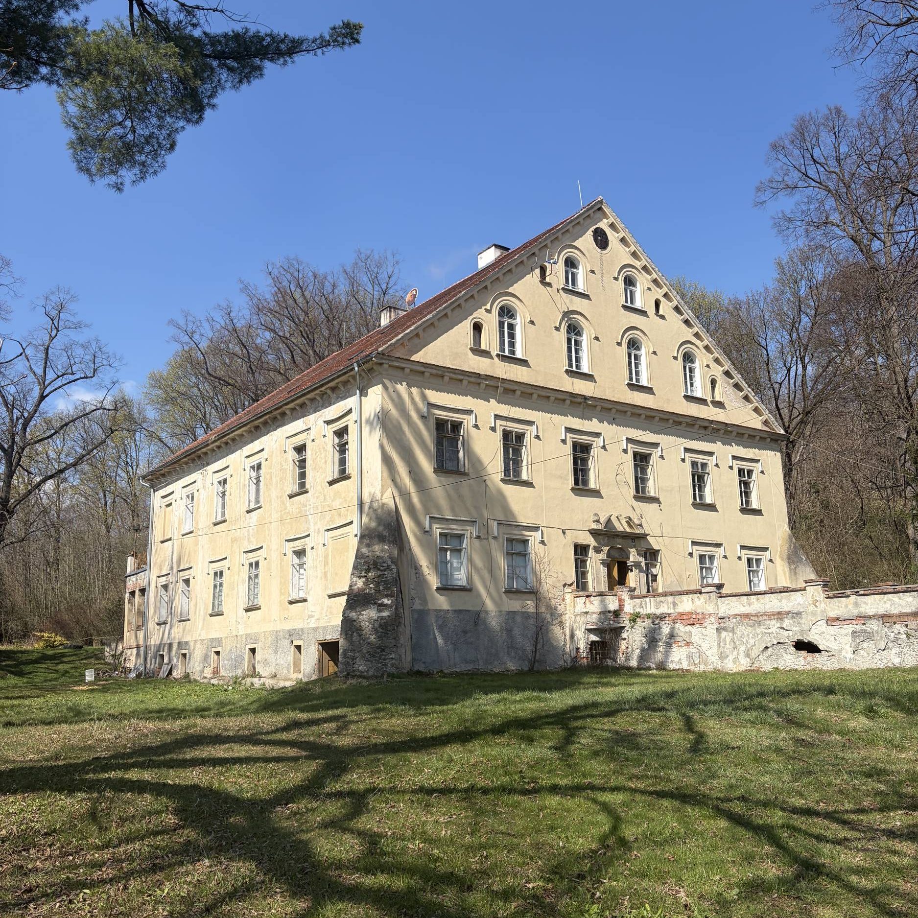 PIETRZYKÓW, widok dworu od strony wschodniej (fot. A. Walkowska 2026)