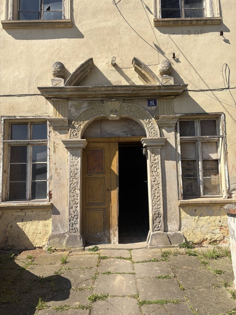 PIETRZYKÓW, wczesnobarokowy portal główny z przerwanym naczółkiem (fot. A. Walkowska)