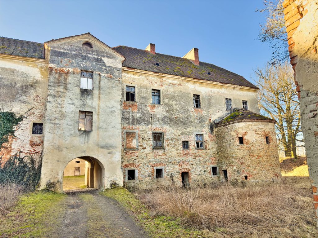 WITOSTOWICE, widok zamku od strony bramnej; po prawej – renesansowy dom pański z basteją (fot. M. Bogdała)