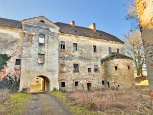 WITOSTOWICE, widok zamku od strony bramnej; po prawej – renesansowy dom pański z basteją (fot. M. Bogdała)