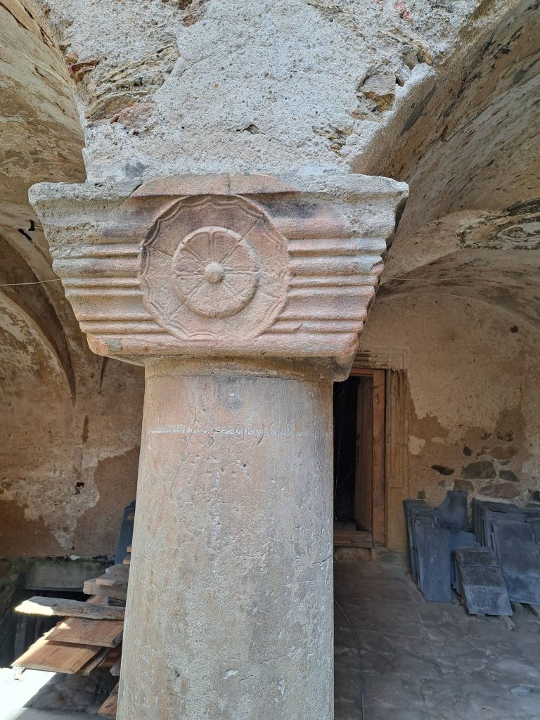 MACIEJOWIEC, kolumna krużganka z datą roczną 1695, 2025 r. (fot. M. Chorowska, Katalog Zamków i Dworów Obronnych Śląska [https://zamki.pwr.edu.pl/]. Licencja: CC BY-NC 4.0 [https://creativecommons.org/licenses/by-nc/4.0/])