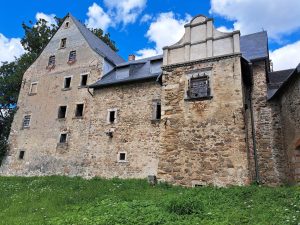 MACIEJOWIEC, elewacja zachodnia dworu, 2025 r. (fot. M. Chorowska, Katalog Zamków i Dworów Obronnych Śląska [https://zamki.pwr.edu.pl/]. Licencja: CC BY-NC 4.0 [https://creativecommons.org/licenses/by-nc/4.0/])