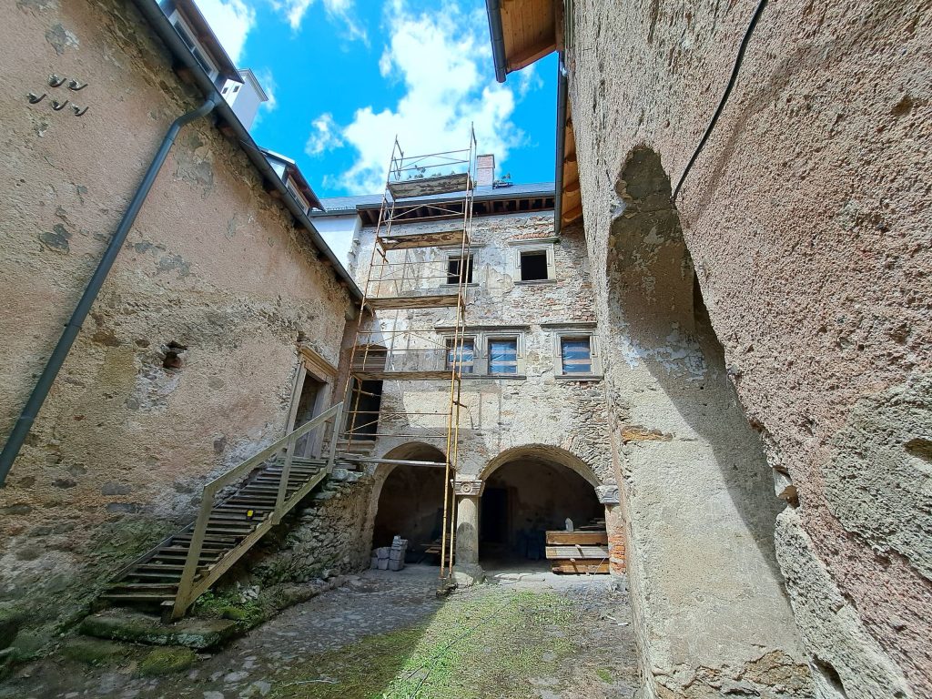 MACIEJOWIEC, widok na północną elewację dziedzińca dworu, 2025 r. (fot. M. Chorowska, Katalog Zamków i Dworów Obronnych Śląska [https://zamki.pwr.edu.pl/]. Licencja: CC BY-NC 4.0 [https://creativecommons.org/licenses/by-nc/4.0/])