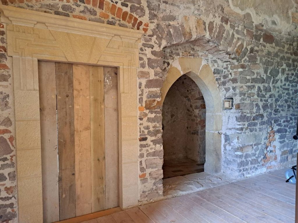 ŚWINY, Portale – pierwotny portal wejściowy do wieży (po prawej) i portal po przebudowie z XVII w., 2026 r. (fot. M. Chorowska)