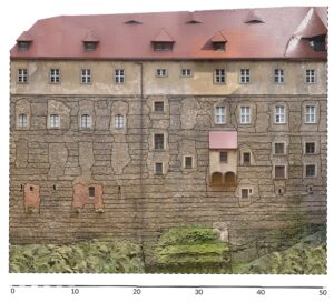 KSIĄŻ, fotogrametria elewacji północnej Długiego Domu (skrzydła północnego) zamku górnego z zaznaczeniem warstw wyrównawczych wskazujących zasięg partii średniowiecznych (oprac. M. Bogdała)