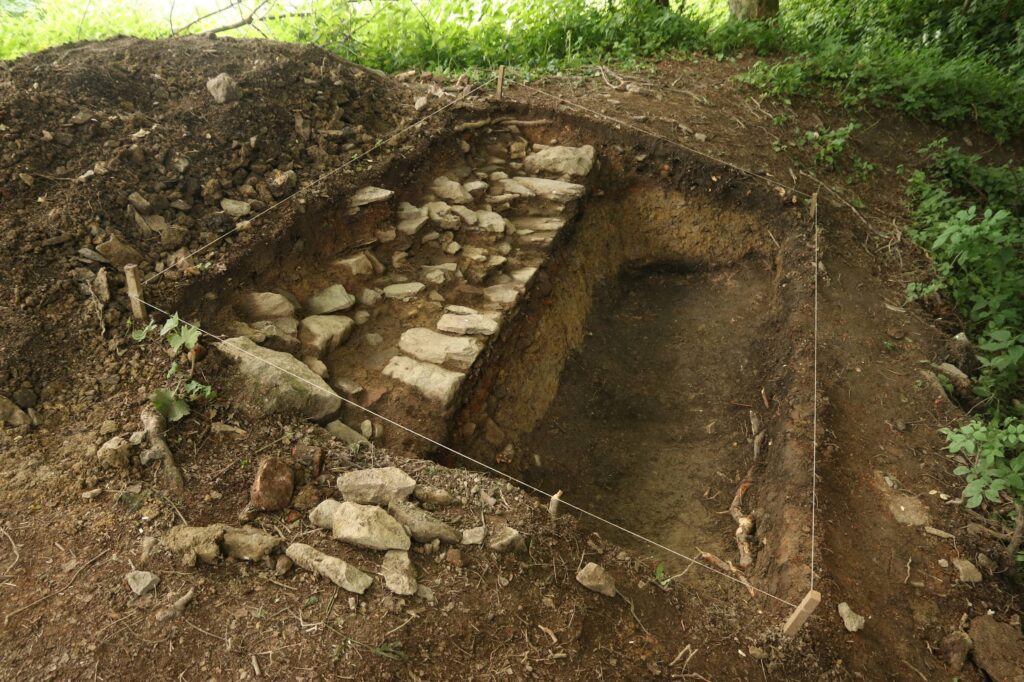 HOMOLE, fragment muru wzniesionego bez użycia zaprawy, odkryty na zamku dolnym (fot. K. Jaworski)